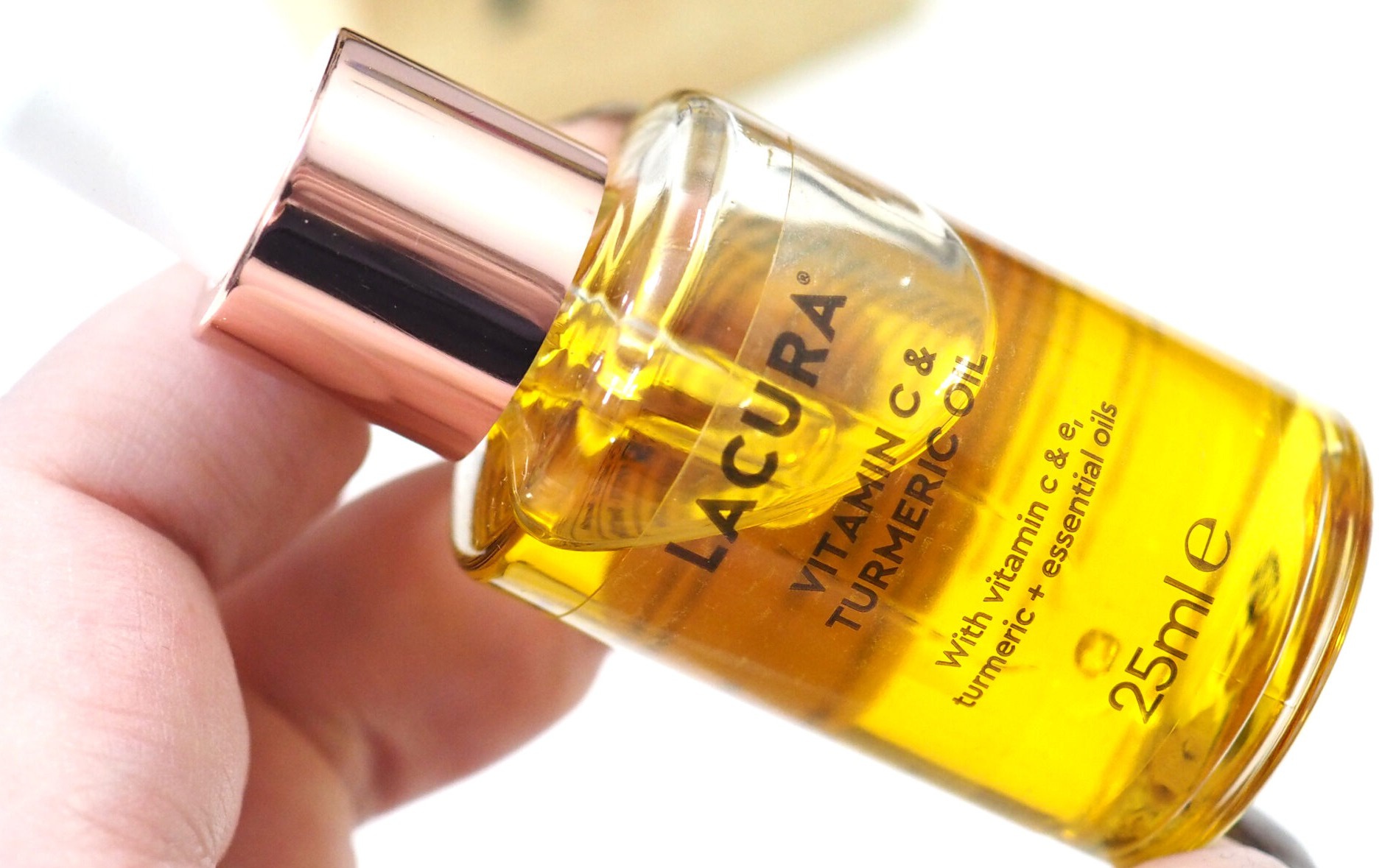 LACURA Vitamin C And Turmeric Oil